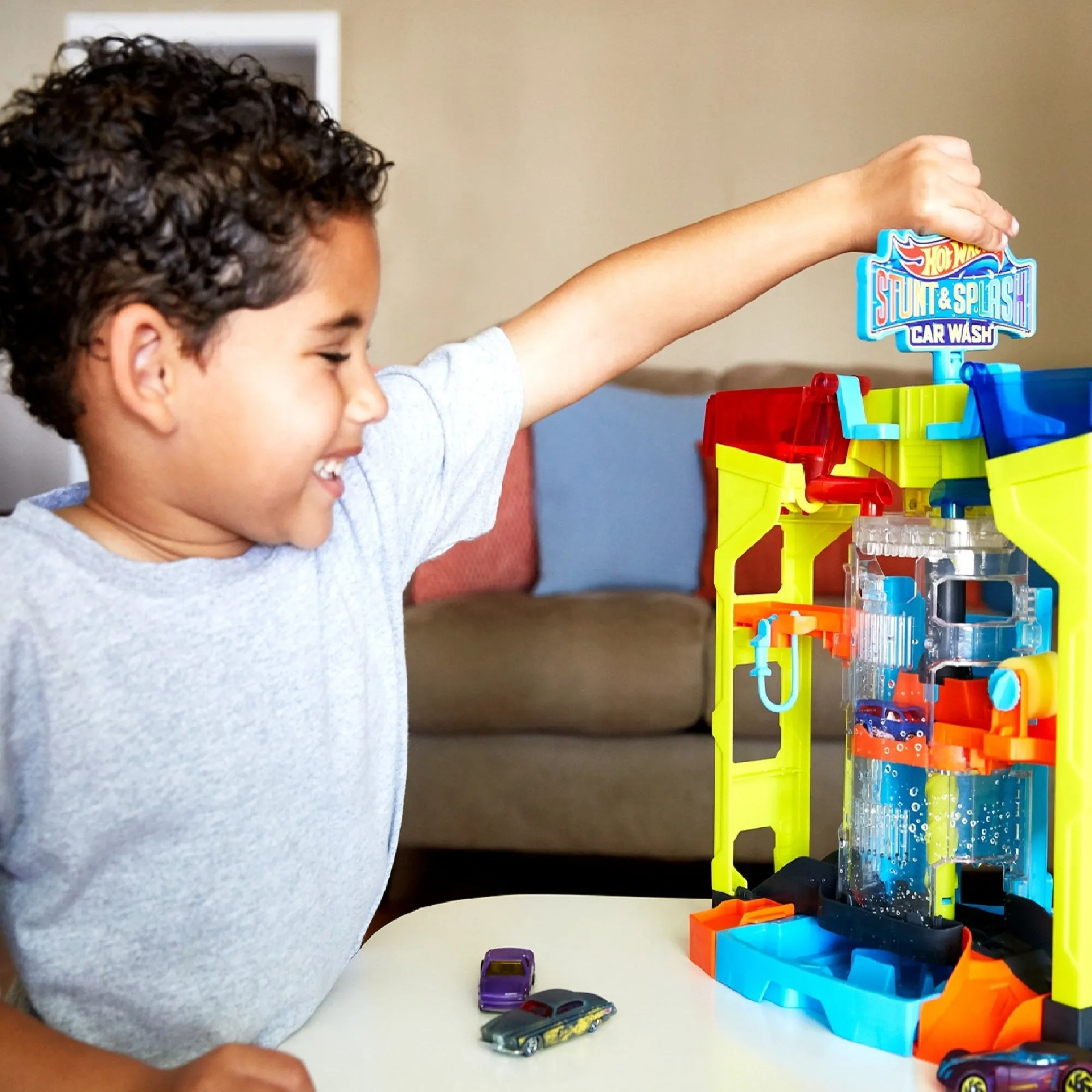 Hot Wheels City Color Reveal Stunt & Splash Car Wash Playset