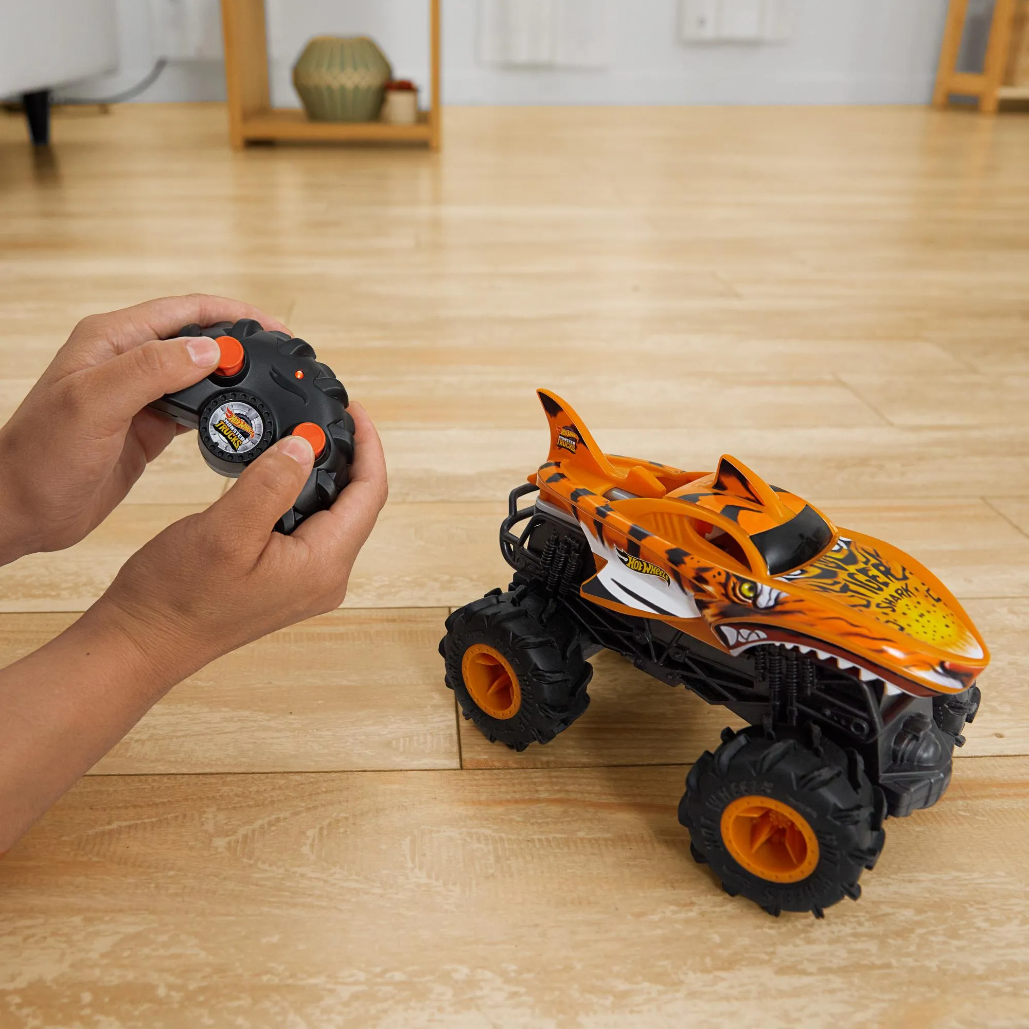 Hot Wheels RC Monster Truck 1:24 Tiger Shark